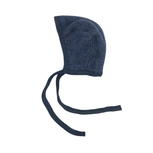 Engel natur wolfleece strikmutsje in de kleur blue melange - de Wevershoek