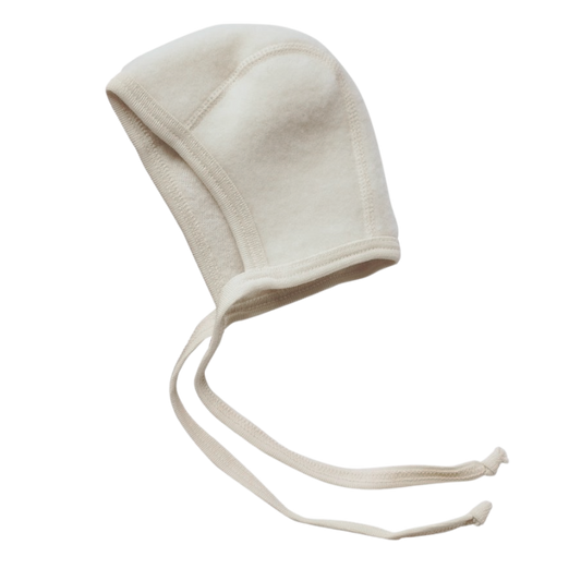 Engel natur wolfleece strikmutsje in de kleur naturel - de Wevershoek