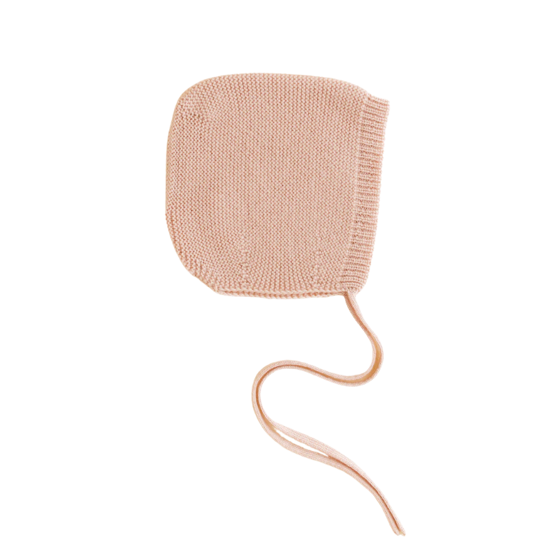 Hvid bonnet newborn merino wollen strikmutsje in de kleur apricot - de Wevershoek