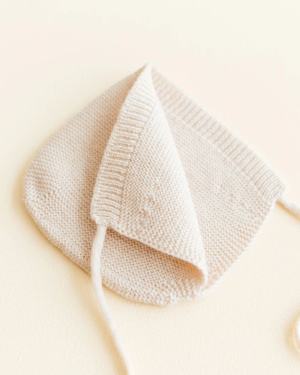 Hvid strikmutsje newborn - Cream