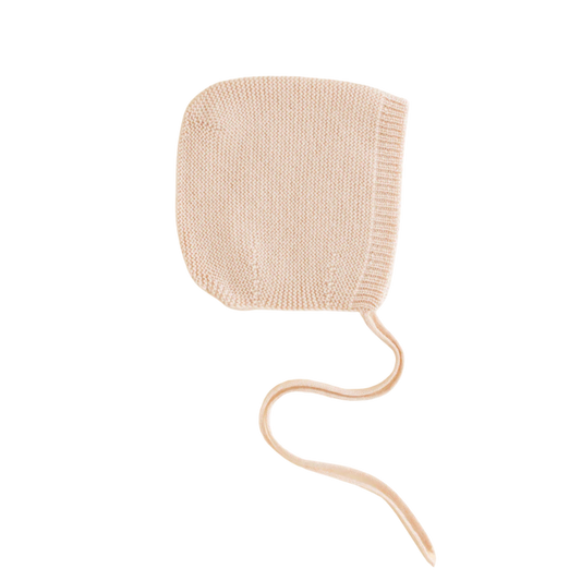 Hvid bonnet newborn merino wollen strikmutsje in de kleur oat - de Wevershoek