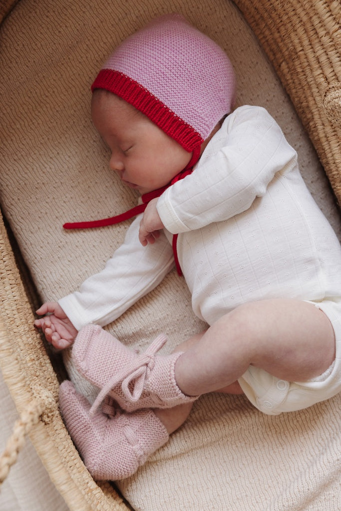 Hvid strikmutsje Dolly AW25/26 - Cotton candy / Red