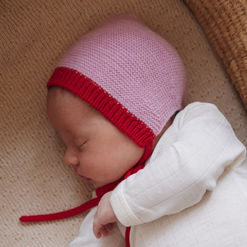 Hvid strikmutsje Dolly AW25/26 - Cotton candy / Red