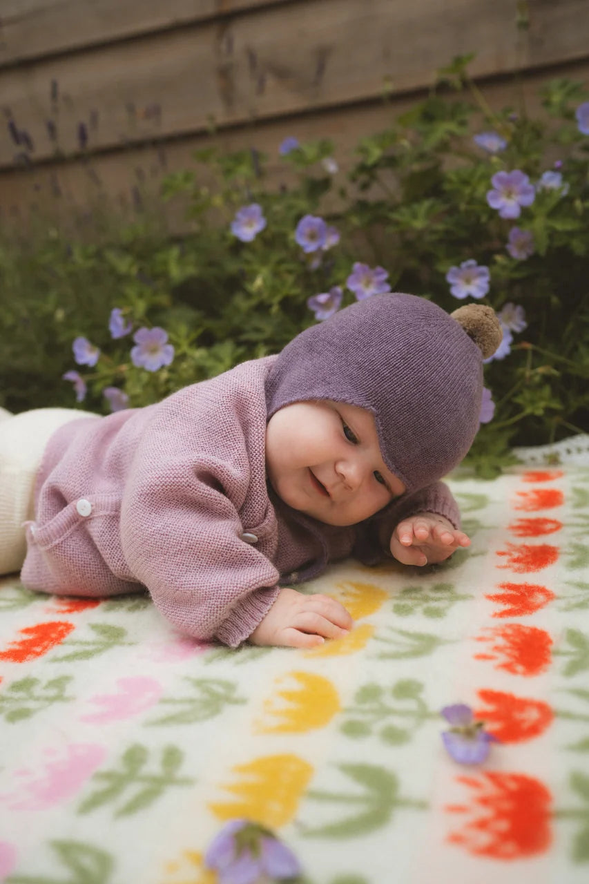 Rosie Sugden kasjmier strikmutsje met pom-pom - Purple Rain / Stoneage