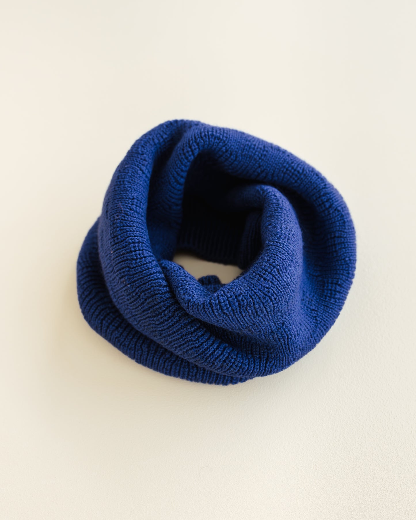 Hvid tube sjaal Gigi - Cobalt blue