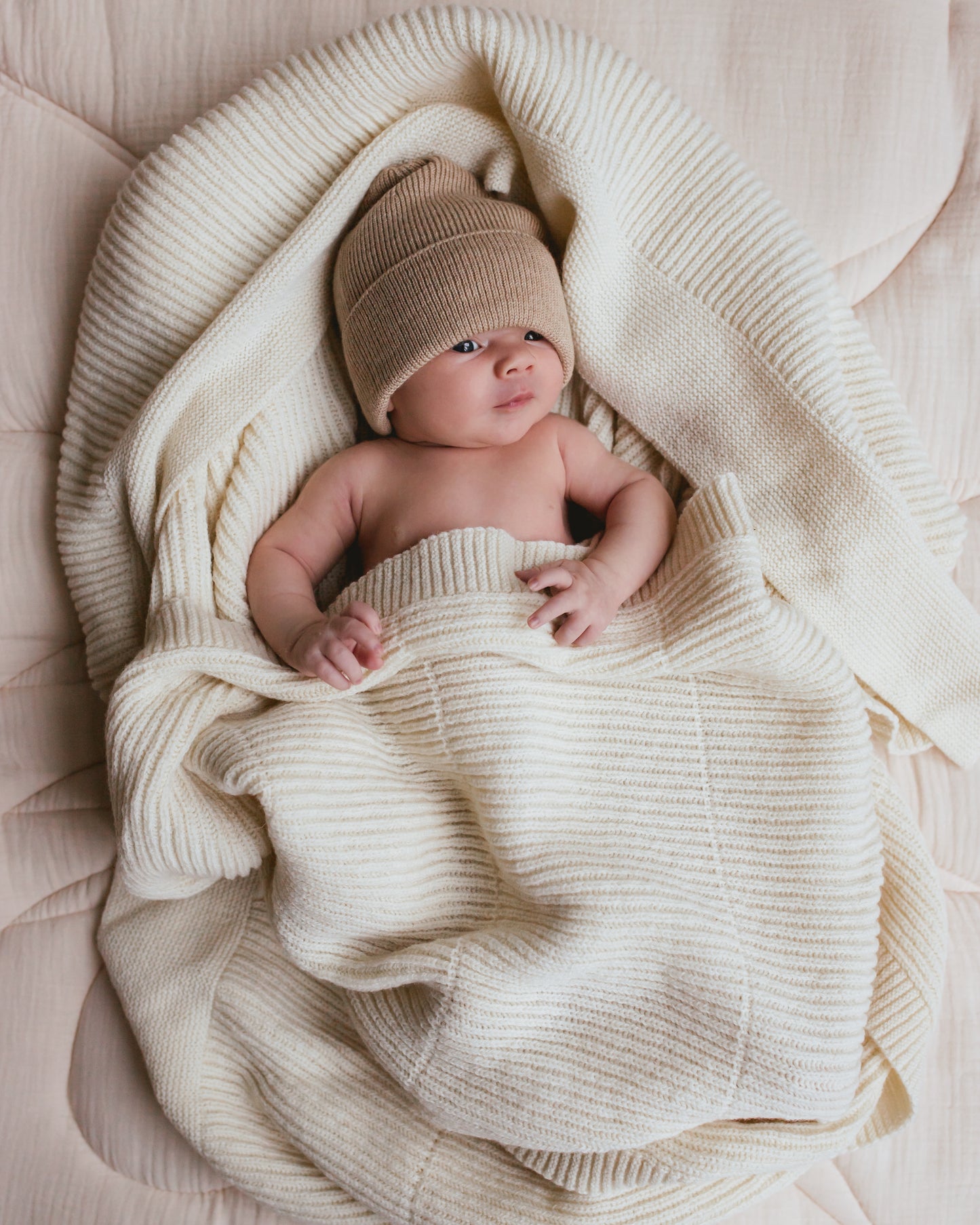 Hvid beanie Fonzie newborn - Sand