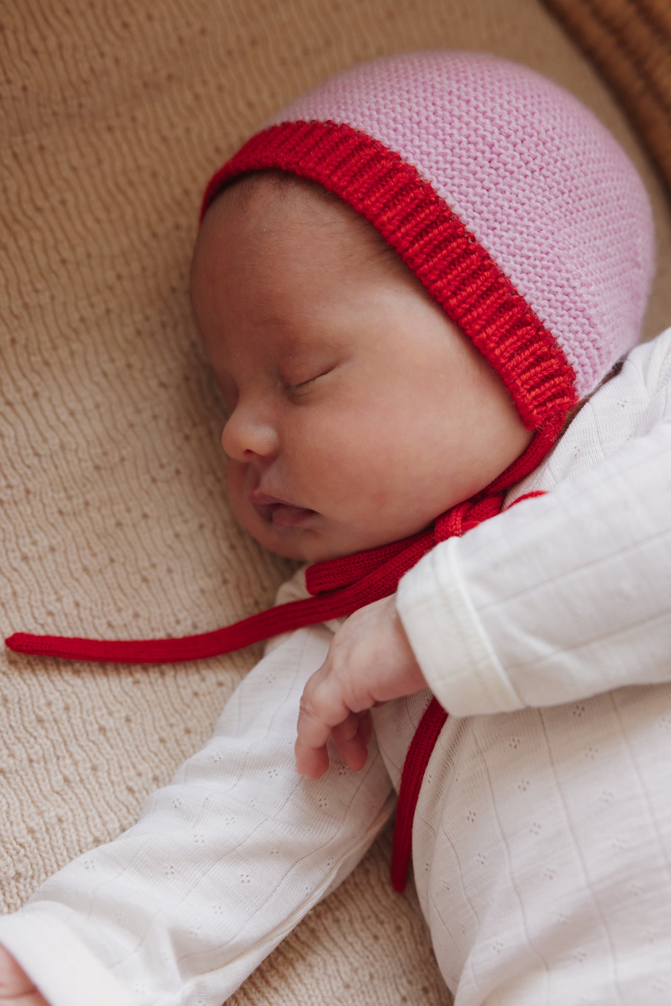 Hvid bow hat Dolly AW25/26 - Cotton candy / Red