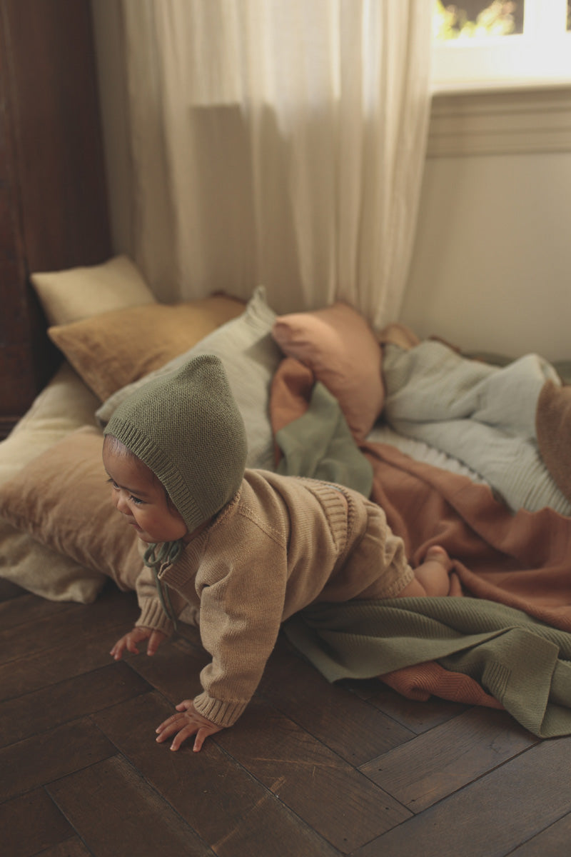 Hvid strikmutsje Dolly - Artichoke