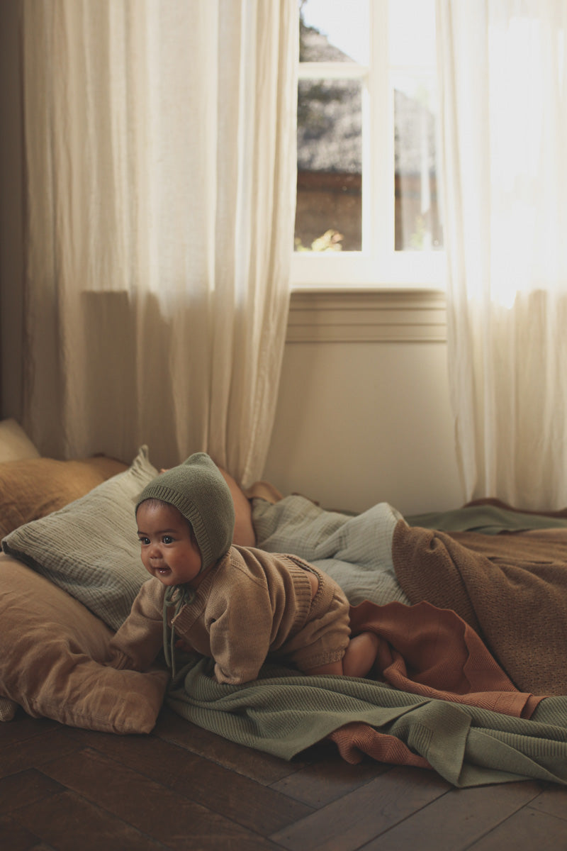 Hvid strikmutsje Dolly - Artichoke