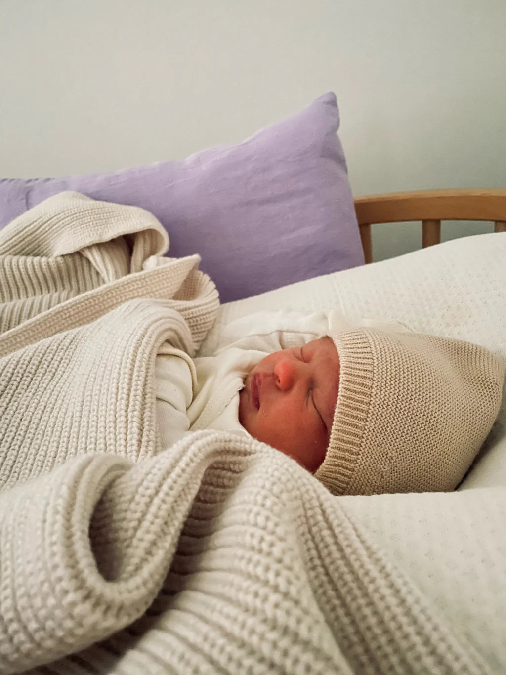 Hvid bonnet newborn - Oat