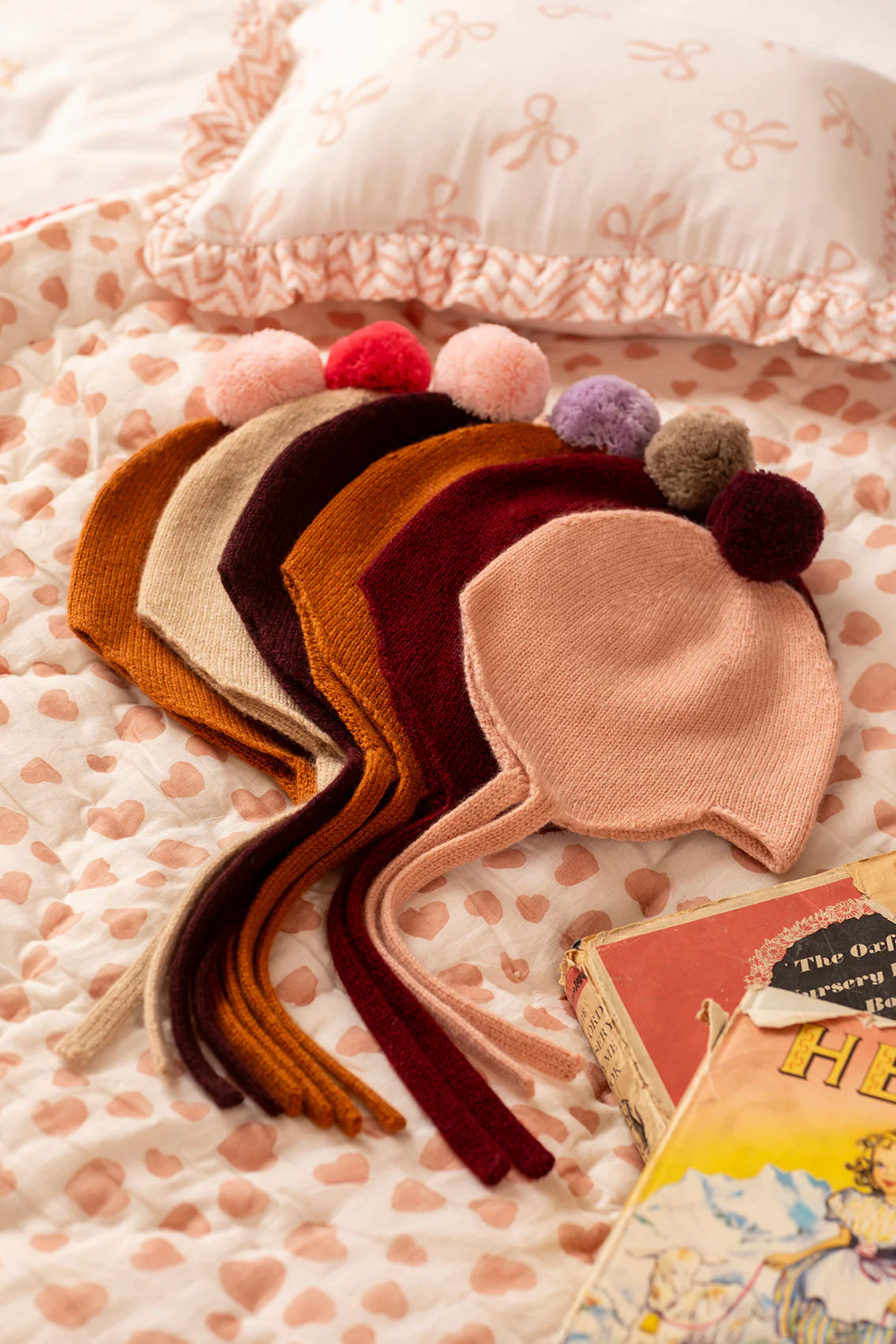 Rosie Sugden kasjmier strikmutsje met pom-pom - Camel / Blusher