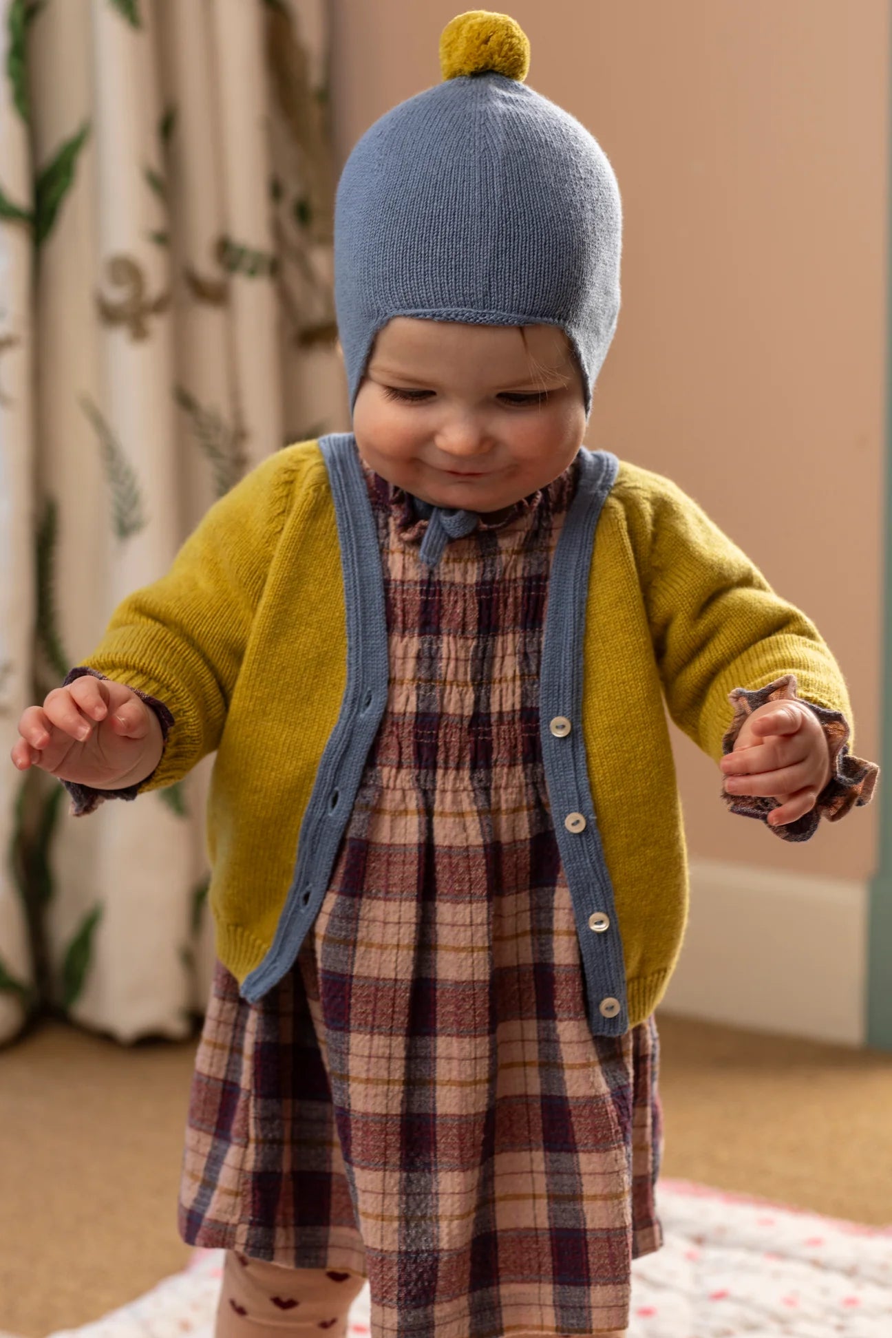 Rosie Sugden kasjmier strikmutsje met pom-pom - Mermaid / Gold Dust