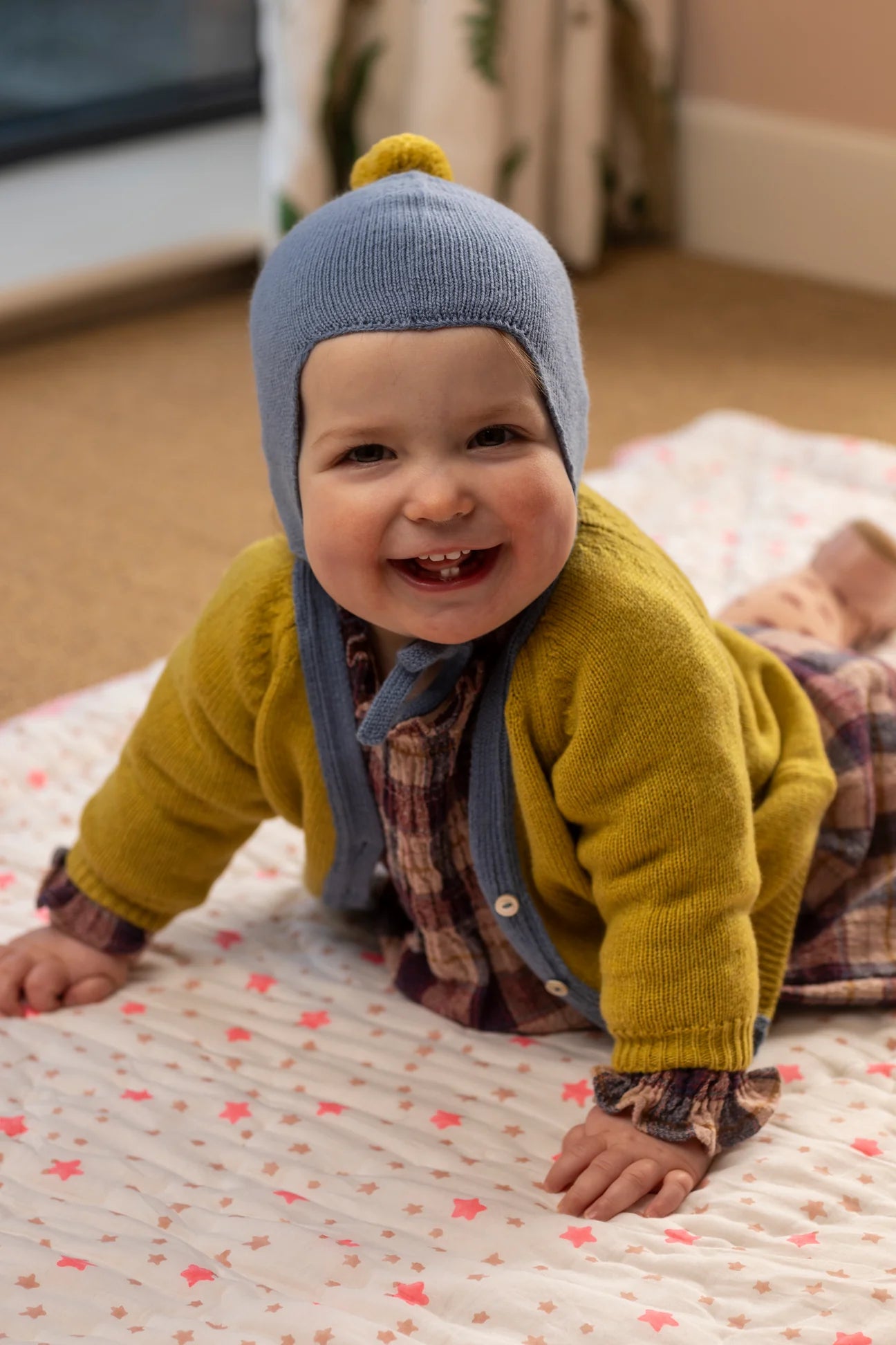 Rosie Sugden kasjmier strikmutsje met pom-pom - Mermaid / Gold Dust