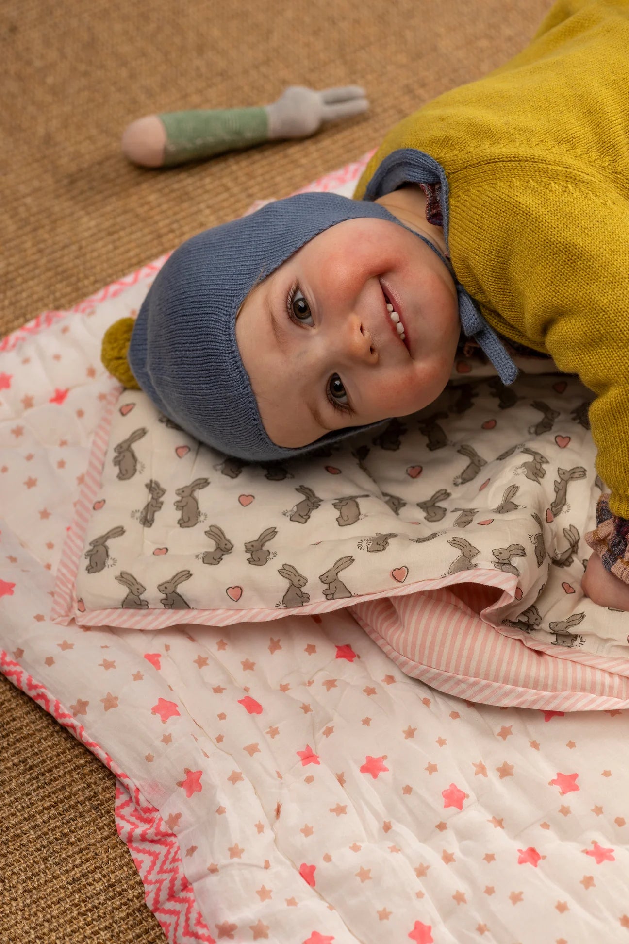 Rosie Sugden kasjmier strikmutsje met pom-pom - Mermaid / Gold Dust