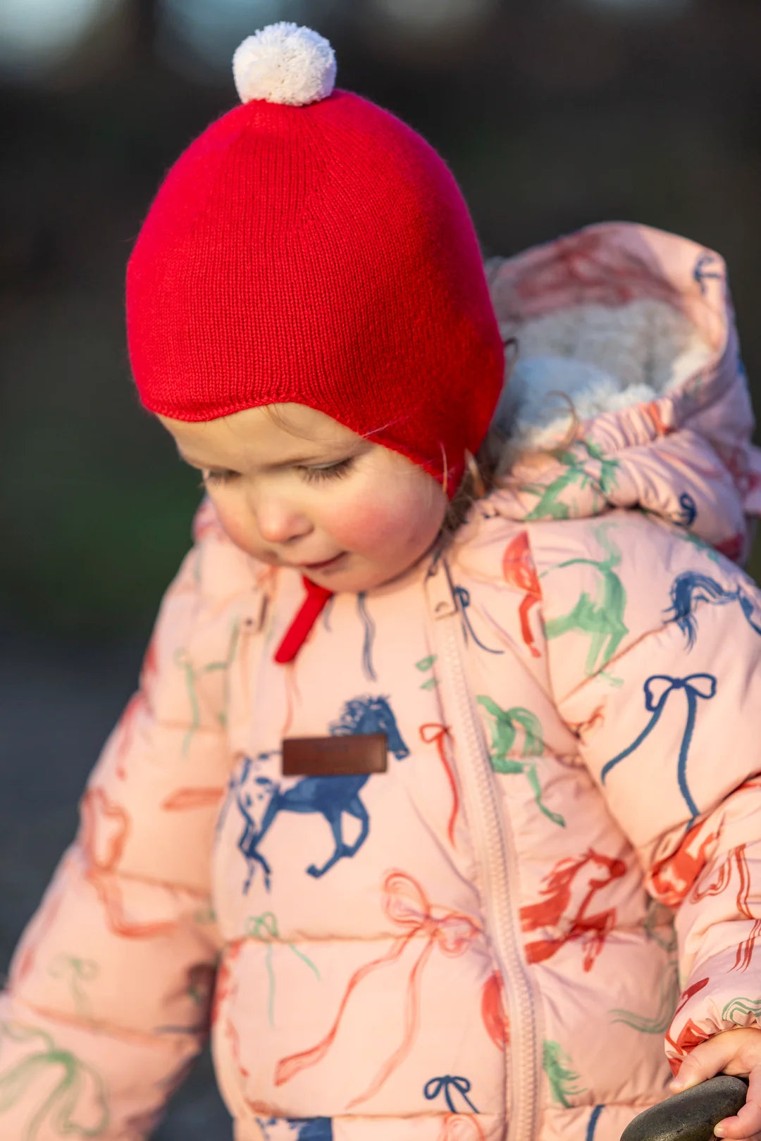 Rosie Sugden kasjmier strikmutsje met pom-pom - Festive Red / White