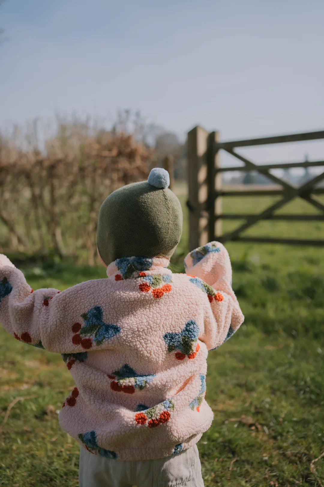 Rosie Sugden kasjmier strikmutsje met pom-pom - Ivy / Blue Mist