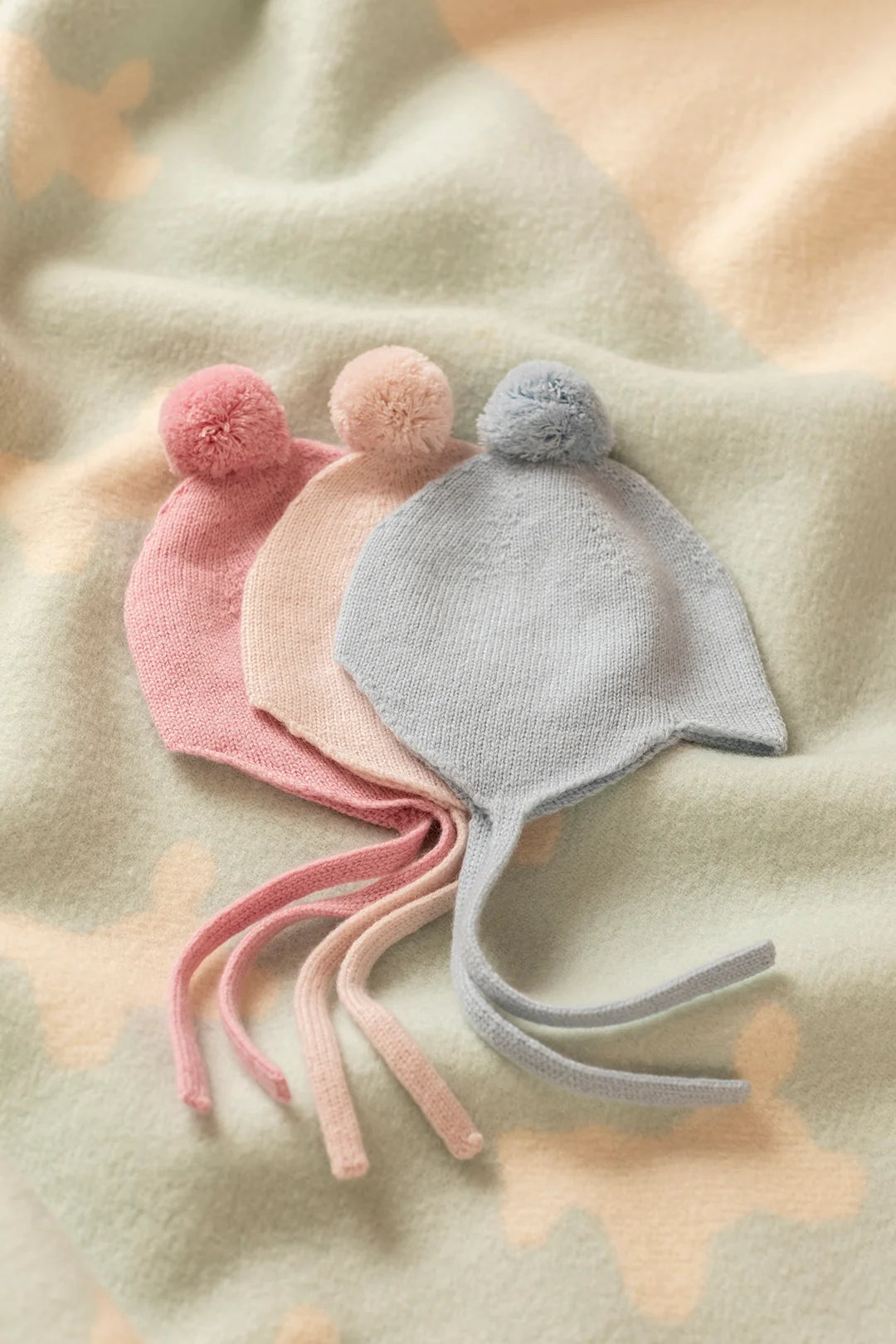 Rosie Sugden kasjmier strikmutsje met pom-pom - Lilly