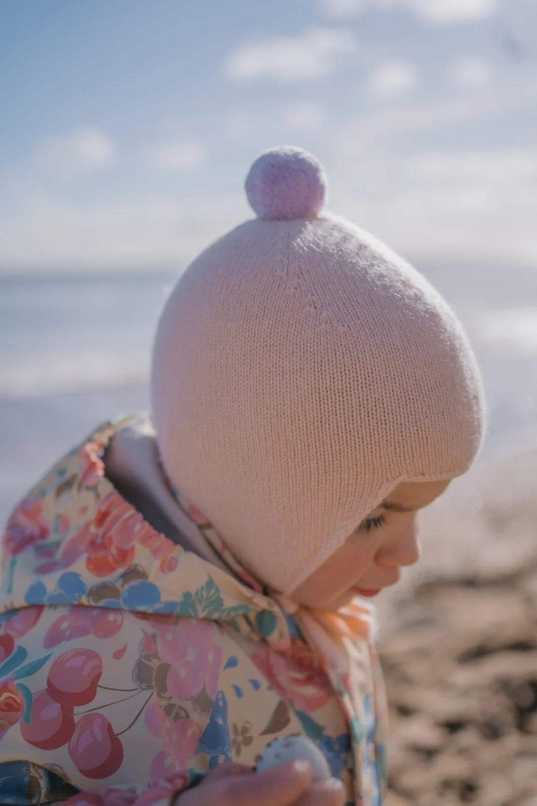 Rosie Sugden kasjmier strikmutsje met pom-pom - Peach / Lupin